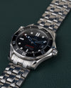 Omega Seamaster 300M 212.30.36.61.01.001 - tweede diagonaal aanzicht met goed zichtbaar golfpatroon op de wijzerplaat