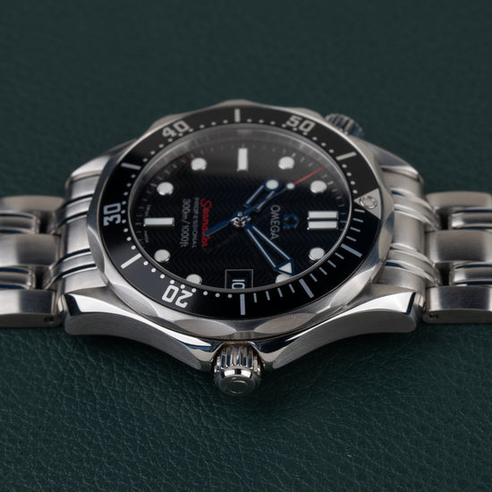 Omega Seamaster 300M 212.30.36.61.01.001 - horloge 90 graden gedraaid gefotografeerd, kroon onderaan