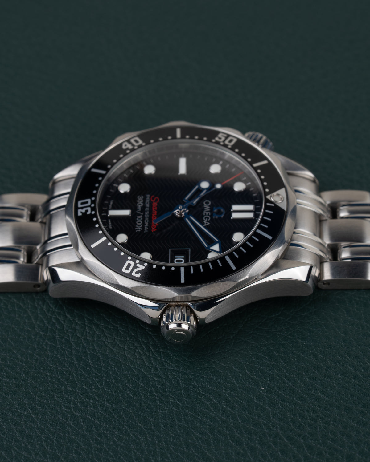 Omega Seamaster 300M 212.30.36.61.01.001 - horloge 90 graden gedraaid gefotografeerd, kroon onderaan