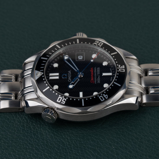 Omega Seamaster 300M 212.30.36.61.01.001 - horloge 90 graden de andere kant op gedraaid, kroon onderaan links