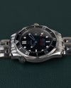 Omega Seamaster 300M 212.30.36.61.01.001 - horloge 90 graden de andere kant op gedraaid, kroon onderaan links