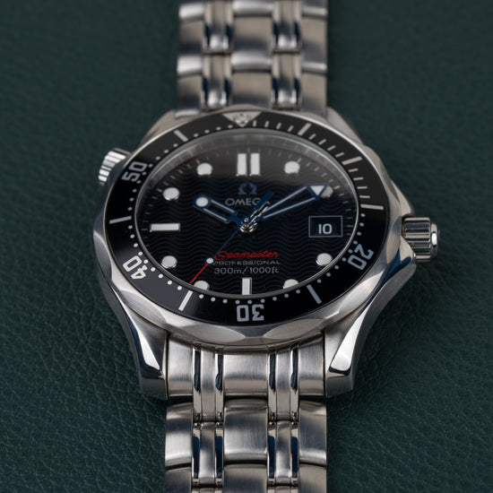 Omega Seamaster 300M 212.30.36.61.01.001 - derde close-up van de wijzerplaat, kroon rechts