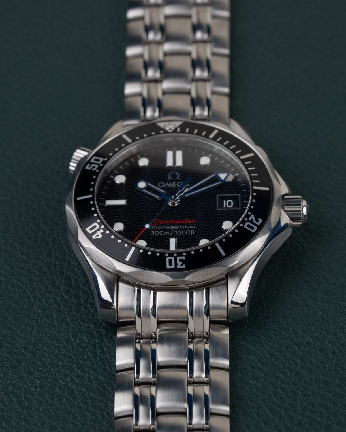 Omega Seamaster 300M 212.30.36.61.01.001 - derde close-up van de wijzerplaat, kroon rechts