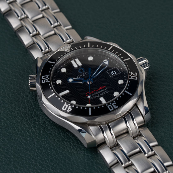 Omega Seamaster 300M 212.30.36.61.01.001 - tweede aanzicht van schuin onder, kroon rechts