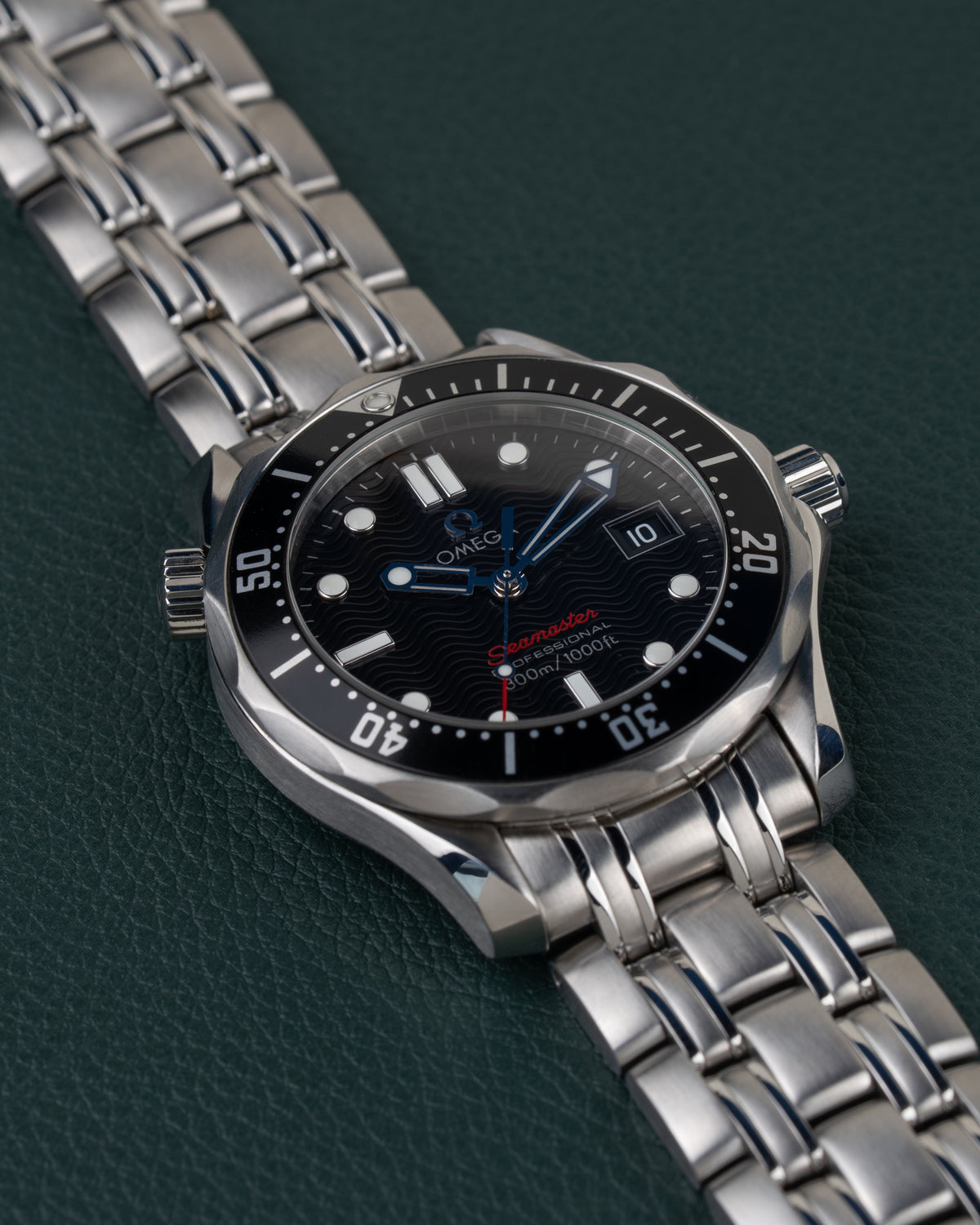 Omega Seamaster 300M 212.30.36.61.01.001 - tweede aanzicht van schuin onder, kroon rechts