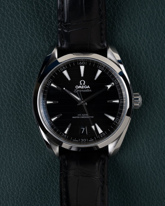 Omega Seamaster Aqua Terra 150M 220.13.41.21.01.001 - Frontale close-up recht van boven met zwarte wijzerplaat en zwarte leren band