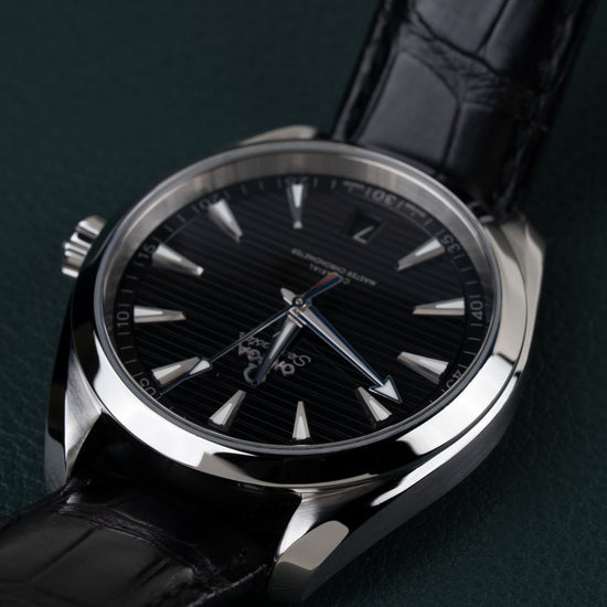 Omega Seamaster Aqua Terra 150M 220.13.41.21.01.001 - Bovenaanzicht ondersteboven onder een hoek met de kroon aan de linkerzijde