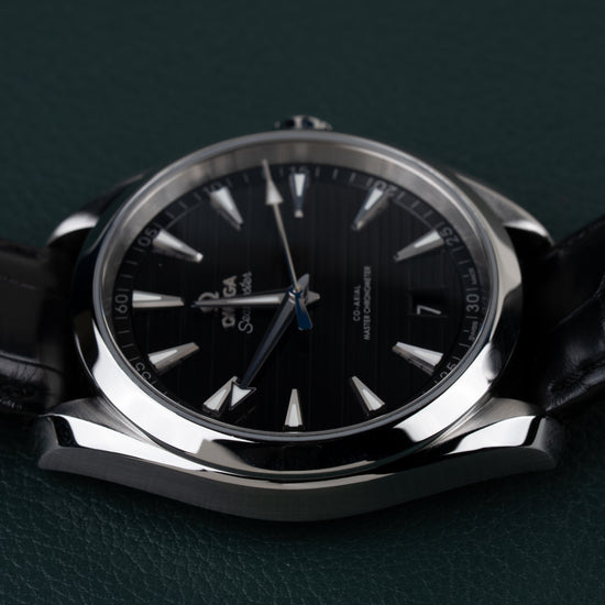 Omega Seamaster Aqua Terra 150M 220.13.41.21.01.001 - Bovenaanzicht met de kroon boven de kast en de wijzerplaat recht van voren