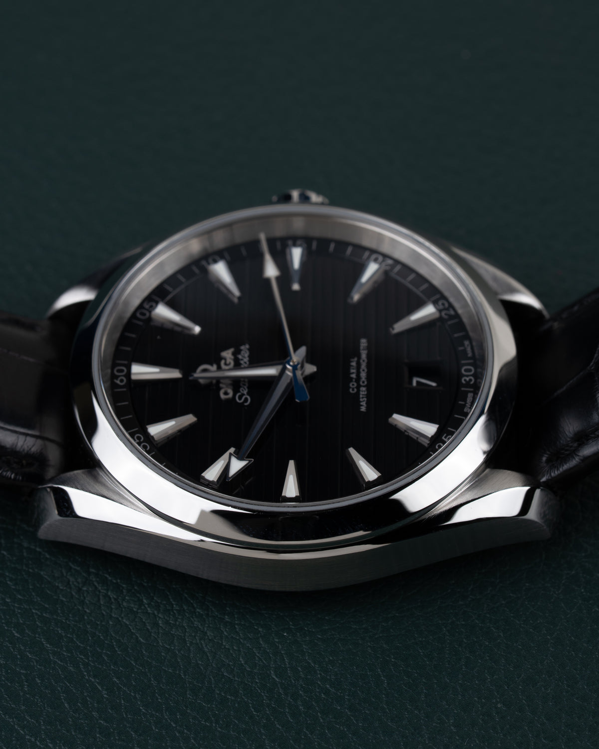 Omega Seamaster Aqua Terra 150M 220.13.41.21.01.001 - Bovenaanzicht met de kroon boven de kast en de wijzerplaat recht van voren