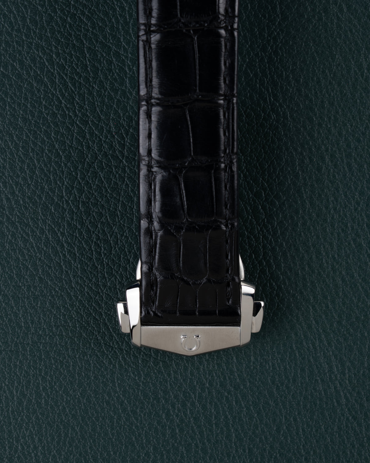 Omega Seamaster Aqua Terra 150M 220.13.41.21.01.001 - Close-up van de vouwsluiting met Omega-logo op de zwarte leren band