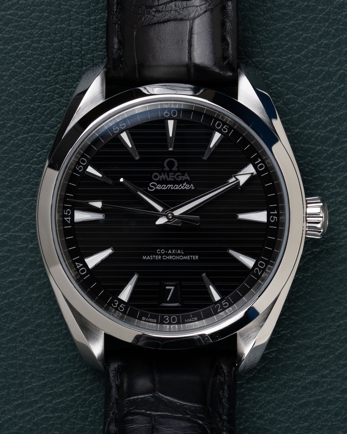 Omega Seamaster Aqua Terra 150M 220.13.41.21.01.001 - Frontale close-up van de wijzerplaat met gestreepte textuur en datumvenster op 7