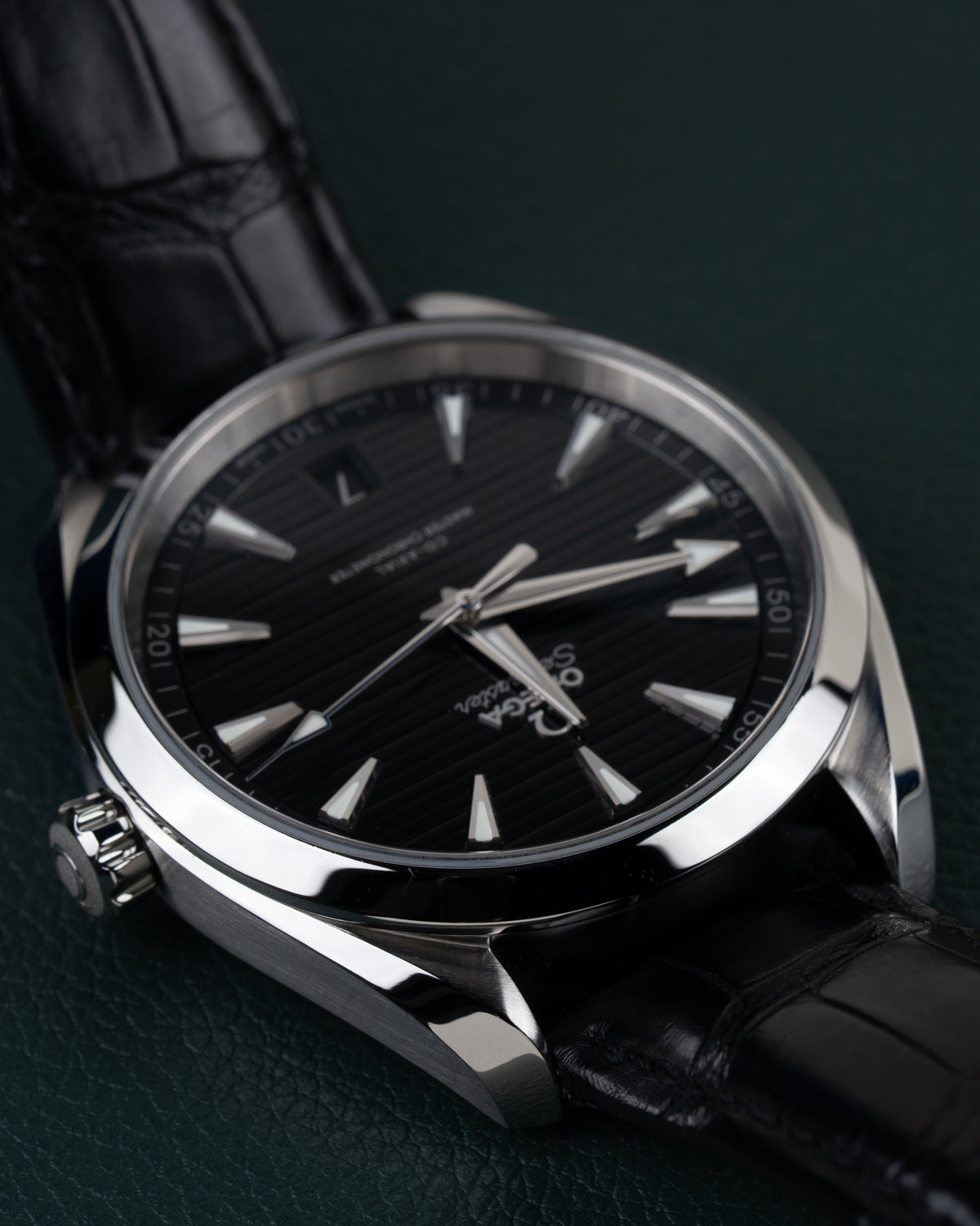Omega Seamaster Aqua Terra 150M 220.13.41.21.01.001 - Ondersteboven aanzicht schuin van opzij met de kroon aan de linkerzijde