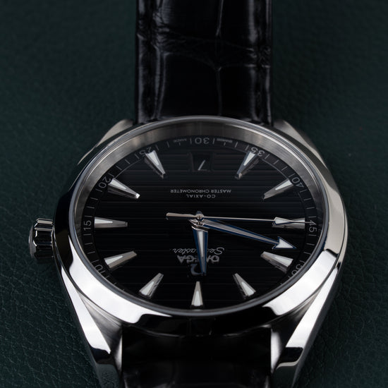 Omega Seamaster Aqua Terra 150M 220.13.41.21.01.001 - Bovenaanzicht ondersteboven met de kroon aan de linkerzijde en blauwe wijzers zichtbaar
