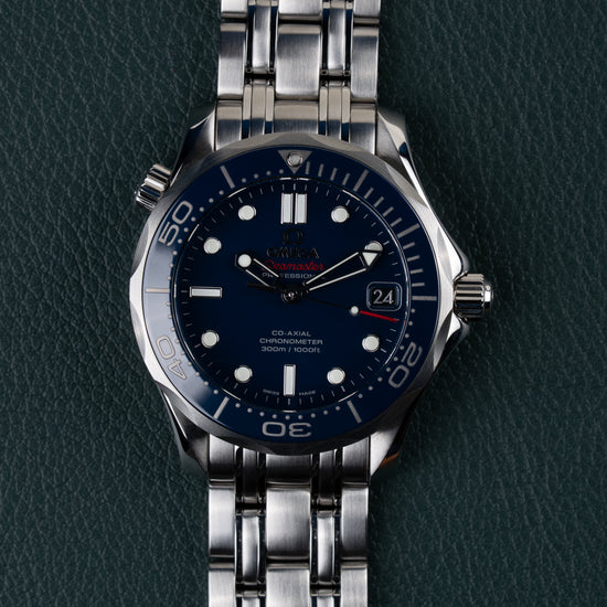Omega Seamaster Diver 300M 212.30.36.20.03.001 - Volledig horloge recht van boven met blauwe wijzerplaat en stalen schakelband