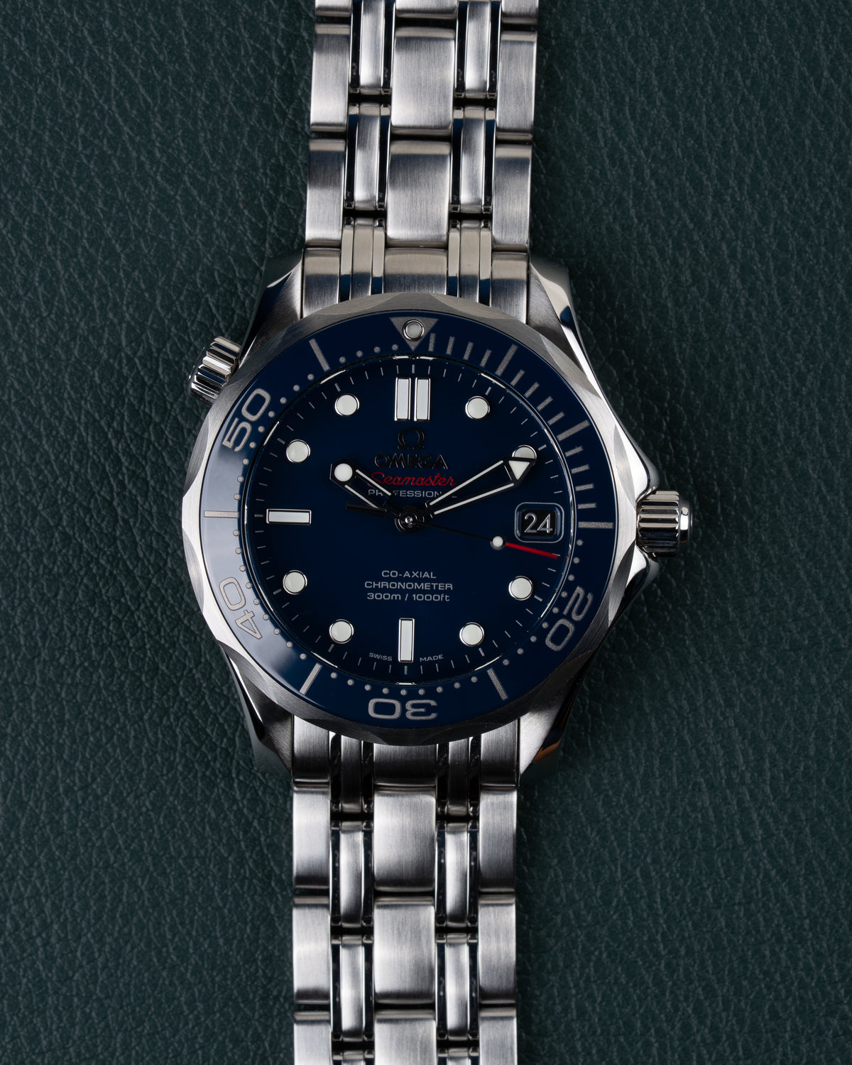 Omega Seamaster Diver 300M 212.30.36.20.03.001 - Volledig horloge recht van boven met blauwe wijzerplaat en stalen schakelband