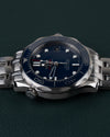 Omega Seamaster Diver 300M 212.30.36.20.03.001 - Bovenaanzicht met de kroon boven de kast en de wijzerplaat recht van voren