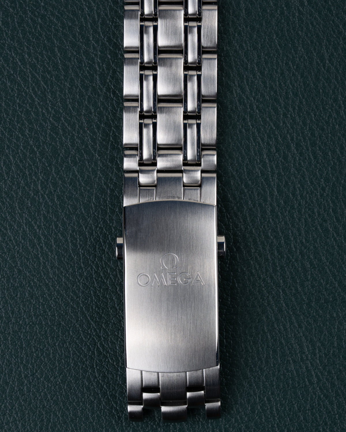 Omega Seamaster Diver 300M 212.30.36.20.03.001 - Close-up van de vouwsluiting met Omega-logo op de stalen schakelband