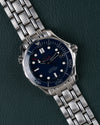 Omega Seamaster Diver 300M 212.30.36.20.03.001 - Frontaal aanzicht onder een hoek met blauwe wijzerplaat en de kroon rechtsboven