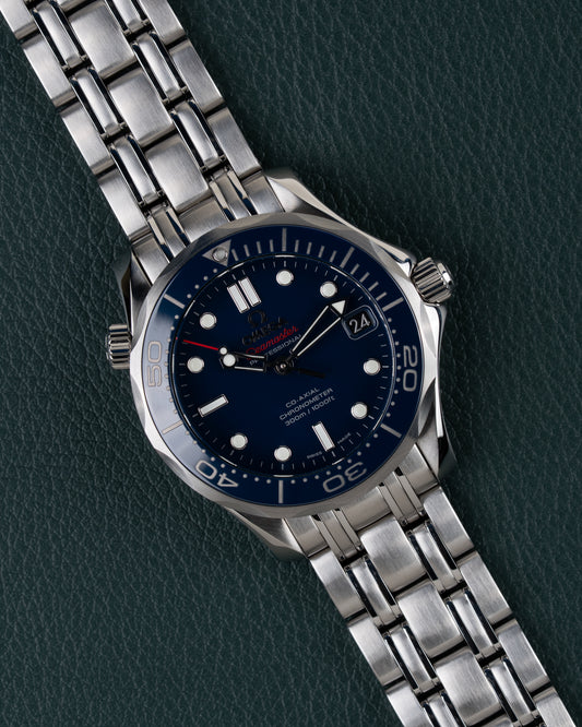 Omega Seamaster Diver 300M 212.30.36.20.03.001 - Frontaal aanzicht onder een hoek met blauwe wijzerplaat en de kroon rechtsboven