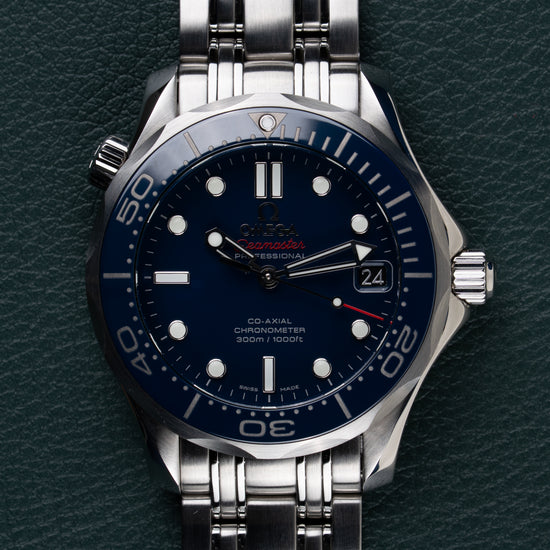 Omega Seamaster Diver 300M 212.30.36.20.03.001 - Frontaal aanzicht van de wijzerplaat met de kroon aan de rechterzijde scherp in beeld