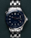Omega Seamaster Diver 300M 212.30.36.20.03.001 - Frontaal aanzicht van de wijzerplaat met de kroon aan de rechterzijde scherp in beeld