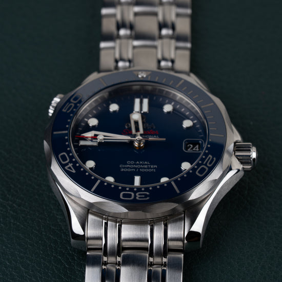 Omega Seamaster Diver 300M 212.30.36.20.03.001 - Frontale close-up recht van voren met de gefacetteerde bezel scherp in beeld