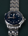 Omega Seamaster Diver 300M 212.30.36.20.03.001 - Frontale close-up recht van voren met de gefacetteerde bezel scherp in beeld