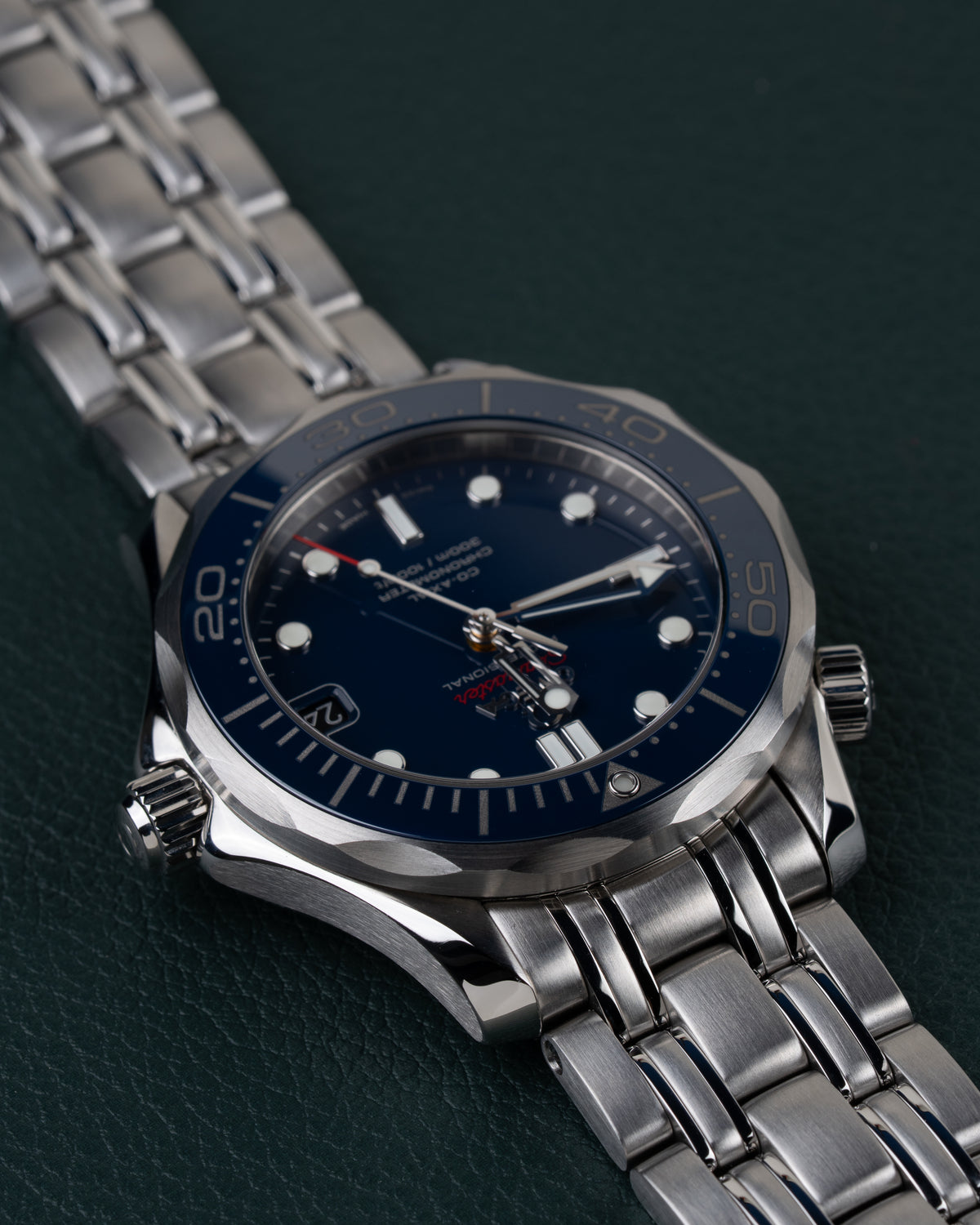 Omega Seamaster Diver 300M 212.30.36.20.03.001 - Frontaal aanzicht ondersteboven met de kroon aan de linkerzijde