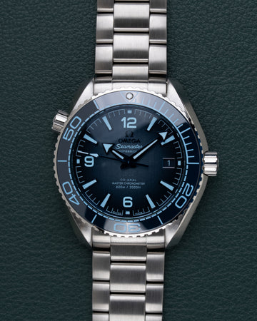 Omega Seamaster Planet Ocean 600M 215.30.40.20.03.002 - frontaal aanzicht van de blauwe keramische wijzerplaat met duikbezel