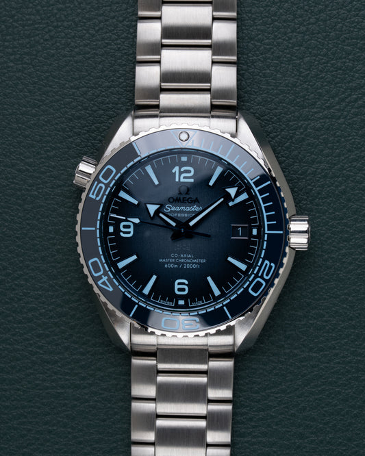 Omega Seamaster Planet Ocean 600M 215.30.40.20.03.002 - frontaal aanzicht van de blauwe keramische wijzerplaat met duikbezel