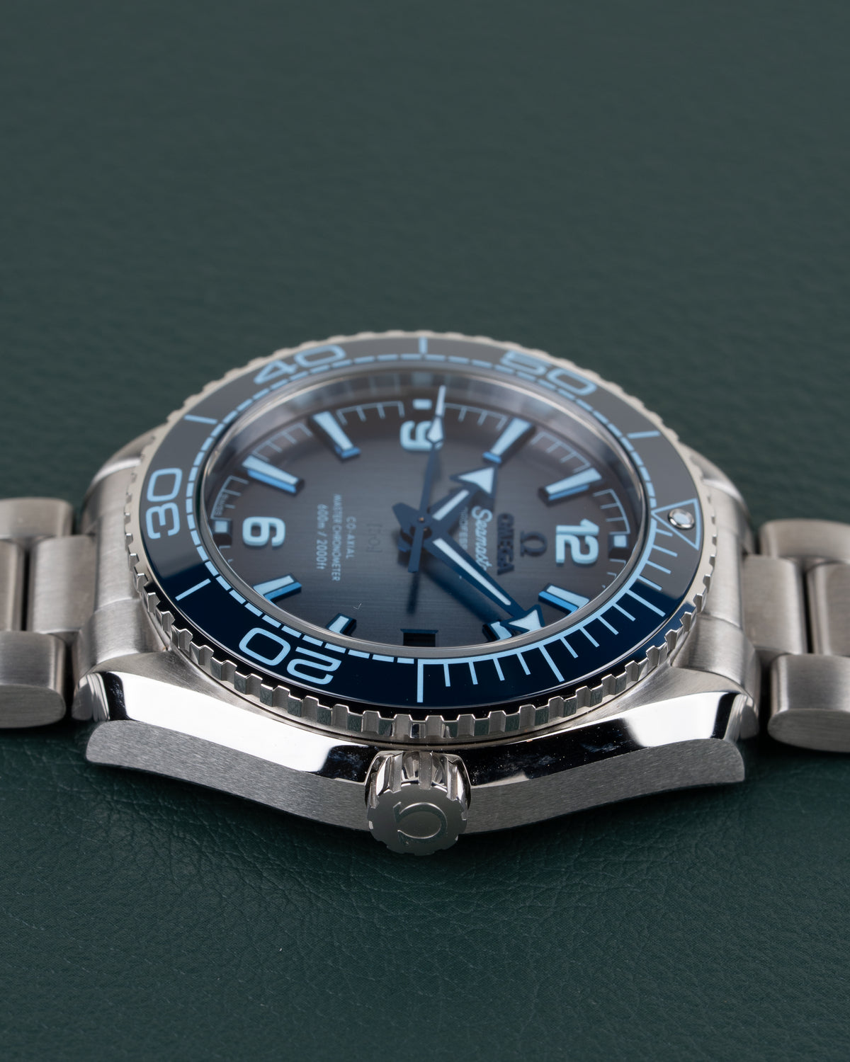 Omega Seamaster Planet Ocean 600M 215.30.40.20.03.002 - horloge 90 graden gedraaid gefotografeerd, kroon onderaan