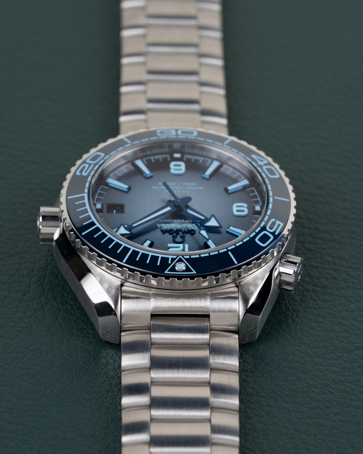 Omega Seamaster Planet Ocean 600M 215.30.40.20.03.002 - ondersteboven diagonaal aanzicht van de wijzerplaat, kroon links