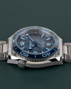 Omega Seamaster Planet Ocean 600M 215.30.40.20.03.002 - rechtstreeks van voren gefotografeerd met kroon links onderaan