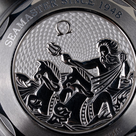 Omega Seamaster Planet Ocean 600M 215.30.40.20.03.002 - close-up van de kastachterkant met graveerwerk van Poseidon en Seamaster Since 1948 tekst