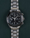 Omega Speedmaster Day-Date 3520.50 - volledig horloge recht van boven met zwarte wijzerplaat en dag-datumaanduiding