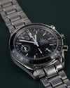 Omega Speedmaster Day-Date 3520.50 - frontale close-up onder een hoek met kroon en drukknoppen aan de rechterzijde