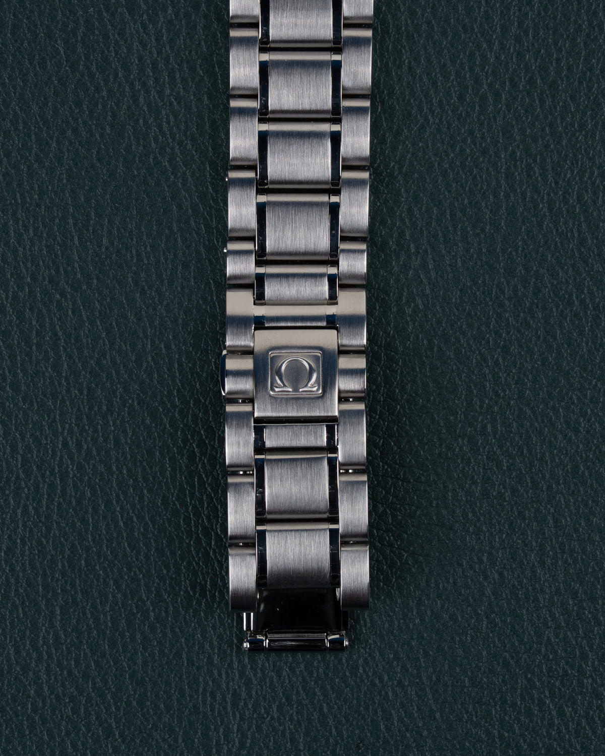 Omega Speedmaster Day-Date 3520.50 - close-up van de vouwsluiting met het Omega logo