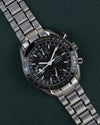 Omega Speedmaster Day-Date 3520.50 - close-up frontaal onder een hoek met zwarte wijzerplaat en kroon met drukknoppen