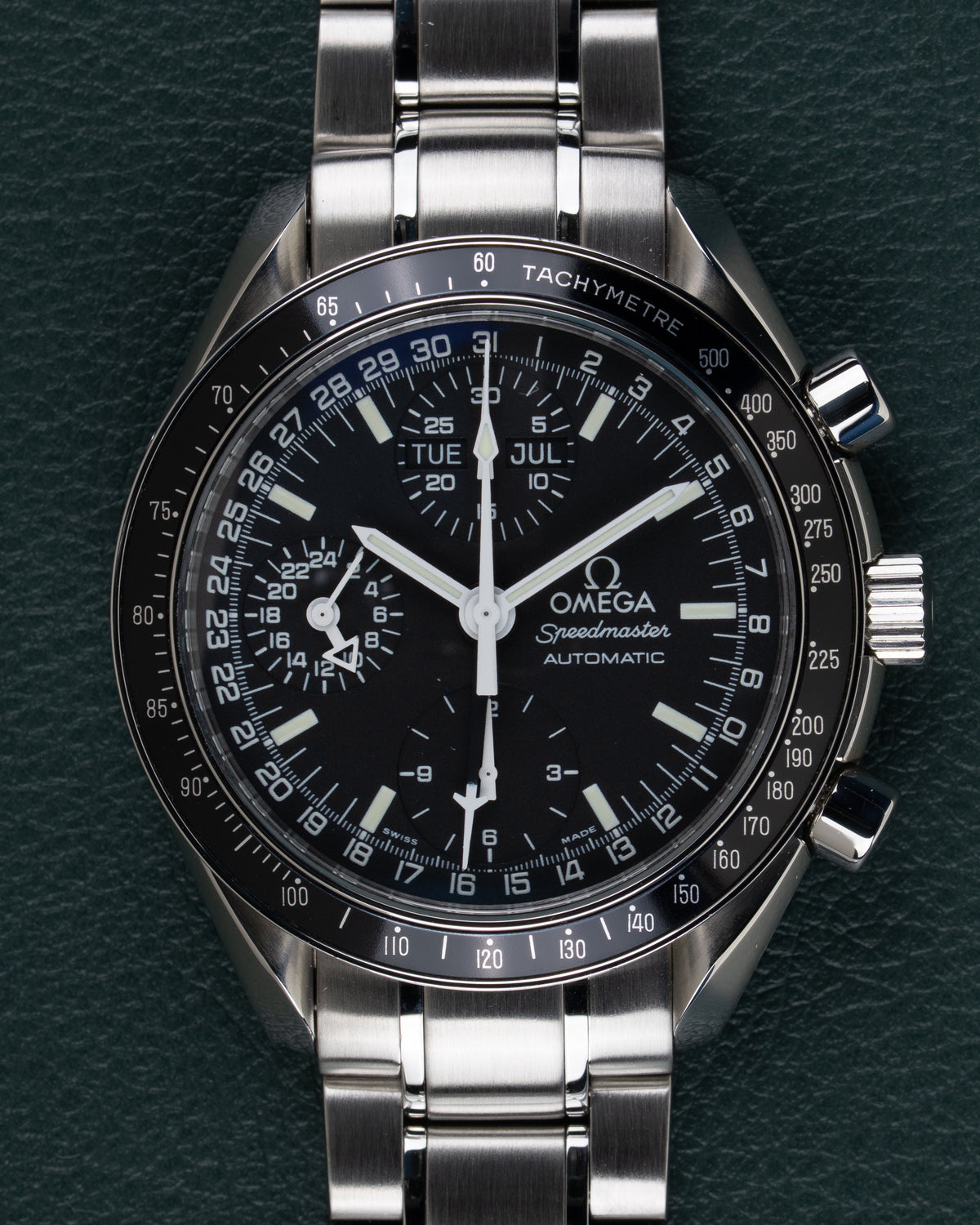 Omega Speedmaster Day-Date 3520.50 - frontale close-up van de wijzerplaat met de gegroefde kroon en tachymeterschaal