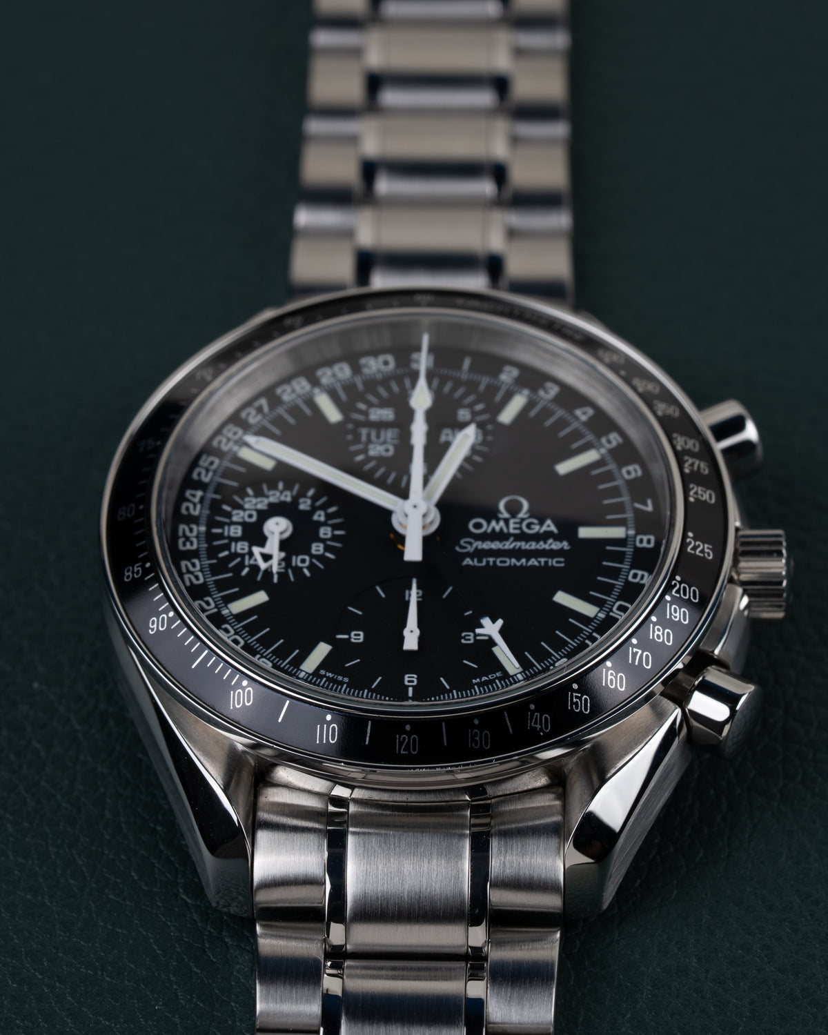 Omega Speedmaster Day-Date 3520.50 - close-up frontaal onder een andere hoek met de dag-datumaanduiding en drukknoppen