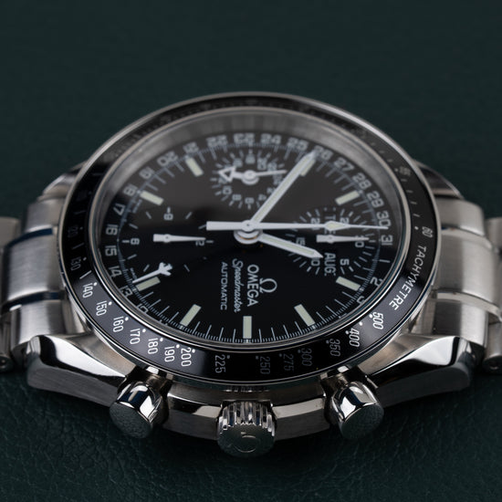 Omega Speedmaster Day-Date 3520.50 - onderaanzicht met de gegroefde kroon en twee drukknoppen onderaan de kast