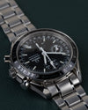 Omega Speedmaster Day-Date 3520.50 - zijaanzicht ondersteboven met kroon en drukknoppen aan de linkerzijde
