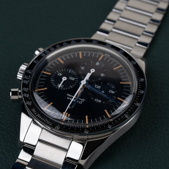 Omega Speedmaster First OMEGA in Space 310.30.40.50.06.001 - Bovenaanzicht ondersteboven onder een hoek met de kroon aan de linkerzijde