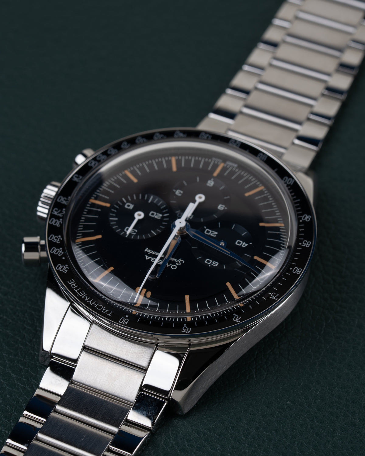 Omega Speedmaster First OMEGA in Space 310.30.40.50.06.001 - Bovenaanzicht ondersteboven onder een hoek met de kroon aan de linkerzijde