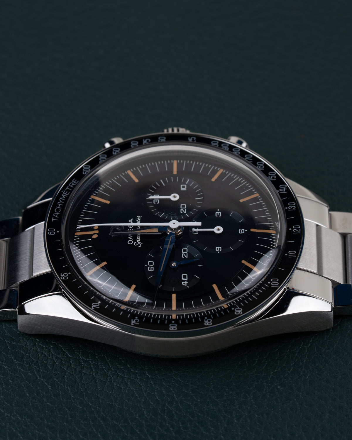 Omega Speedmaster First OMEGA in Space 310.30.40.50.06.001 - Bovenaanzicht met de kroon en drukkers boven de kast en de wijzerplaat recht van voren