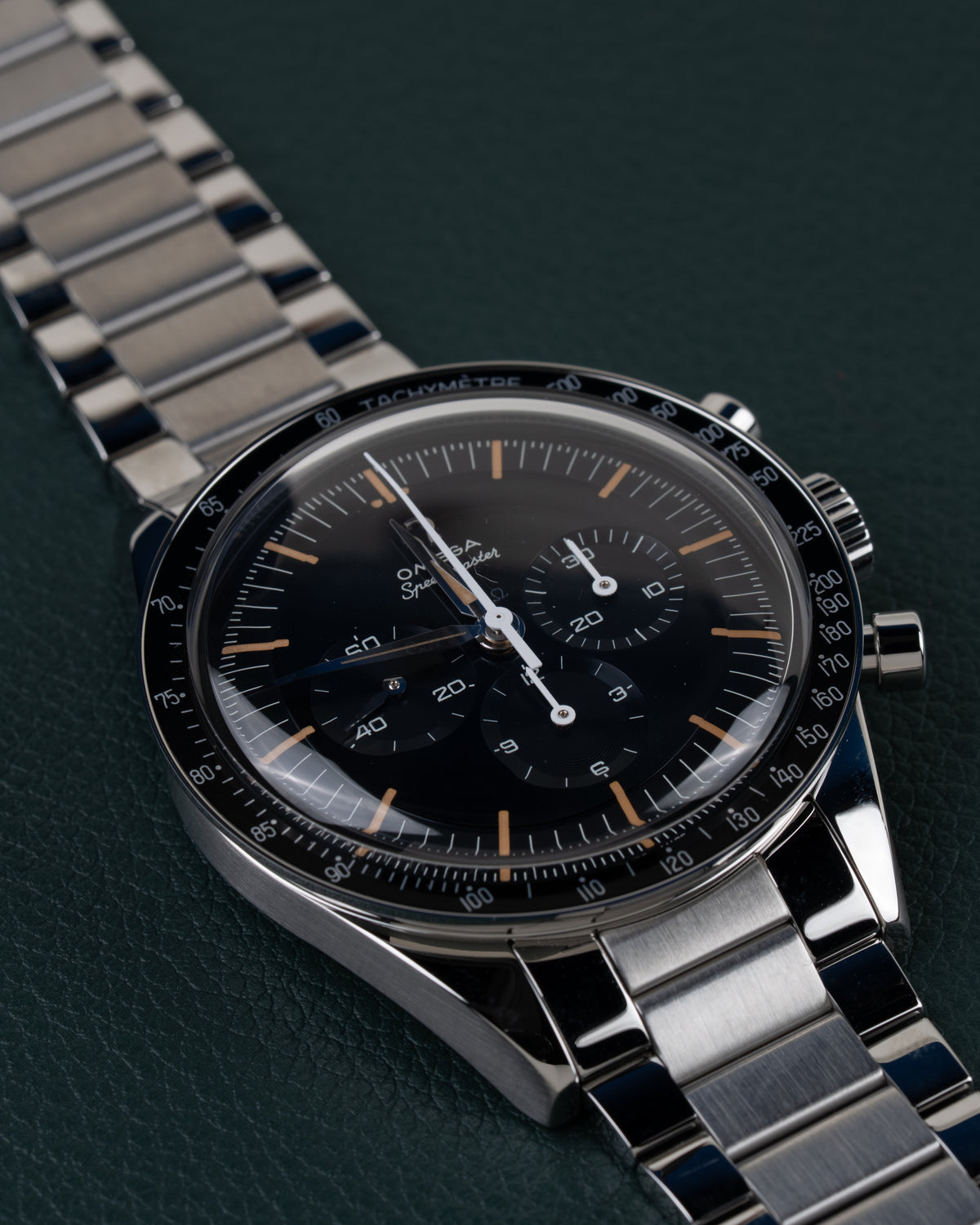 Omega Speedmaster First OMEGA in Space 310.30.40.50.06.001 - Frontaal aanzicht onder een hoek met de kroon en drukkers rechts en de schakelband schuin naar beneden