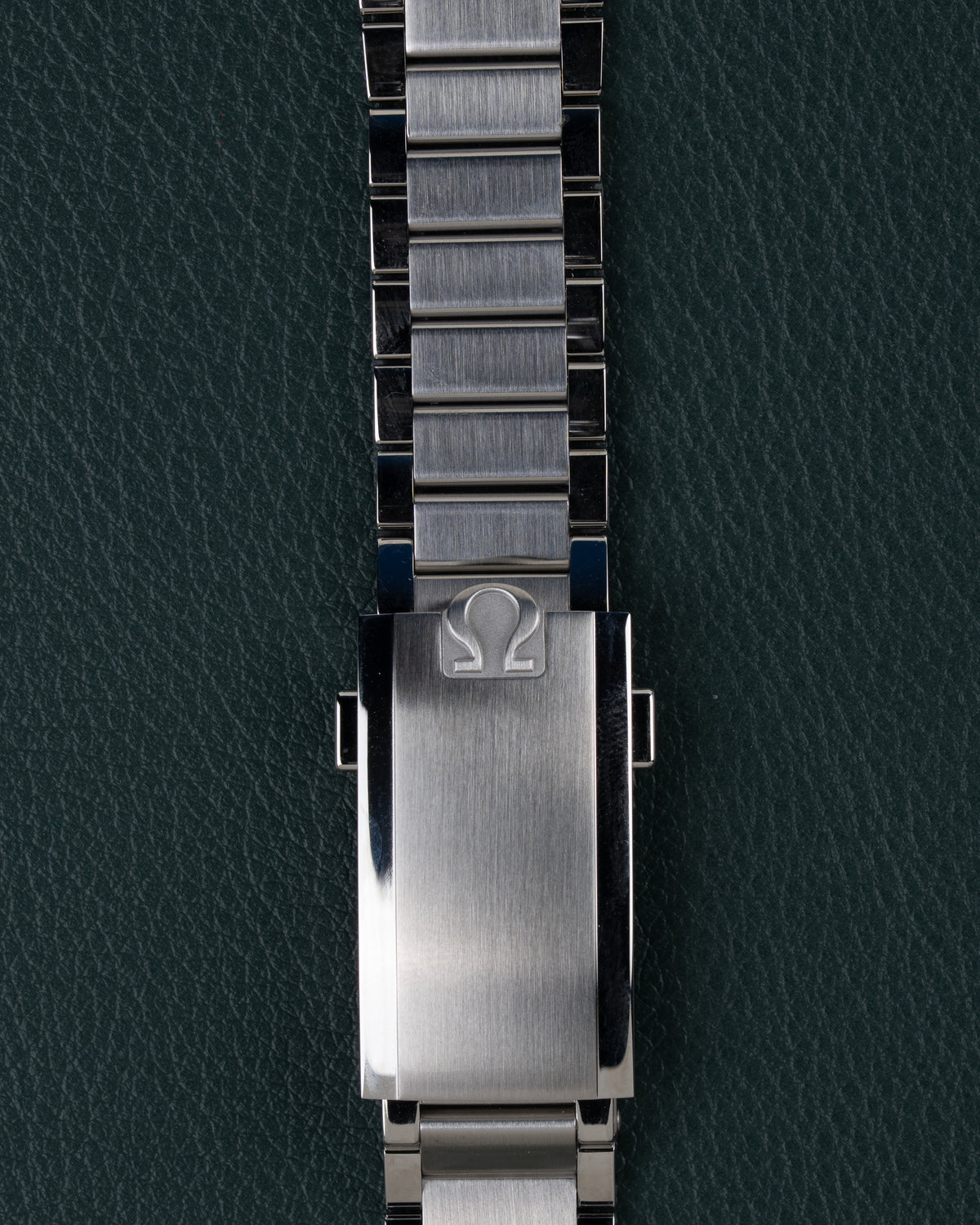 Omega Speedmaster First OMEGA in Space 310.30.40.50.06.001 - Close-up van de vouwsluiting met Omega-logo op de stalen schakelband