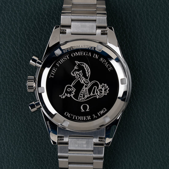 Omega Speedmaster First OMEGA in Space 310.30.40.50.06.001 - Achterkant van de kast met gravure The First Omega In Space en zeepaardje-logo