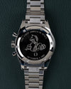 Omega Speedmaster First OMEGA in Space 310.30.40.50.06.001 - Achterkant van de kast met gravure The First Omega In Space en zeepaardje-logo