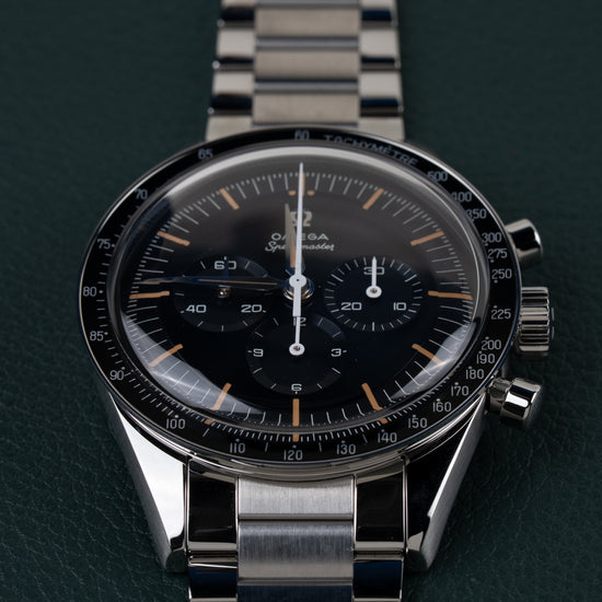 Omega Speedmaster First OMEGA in Space 310.30.40.50.06.001 - Frontale close-up onder een hoek met de drukkers rechts scherp in beeld